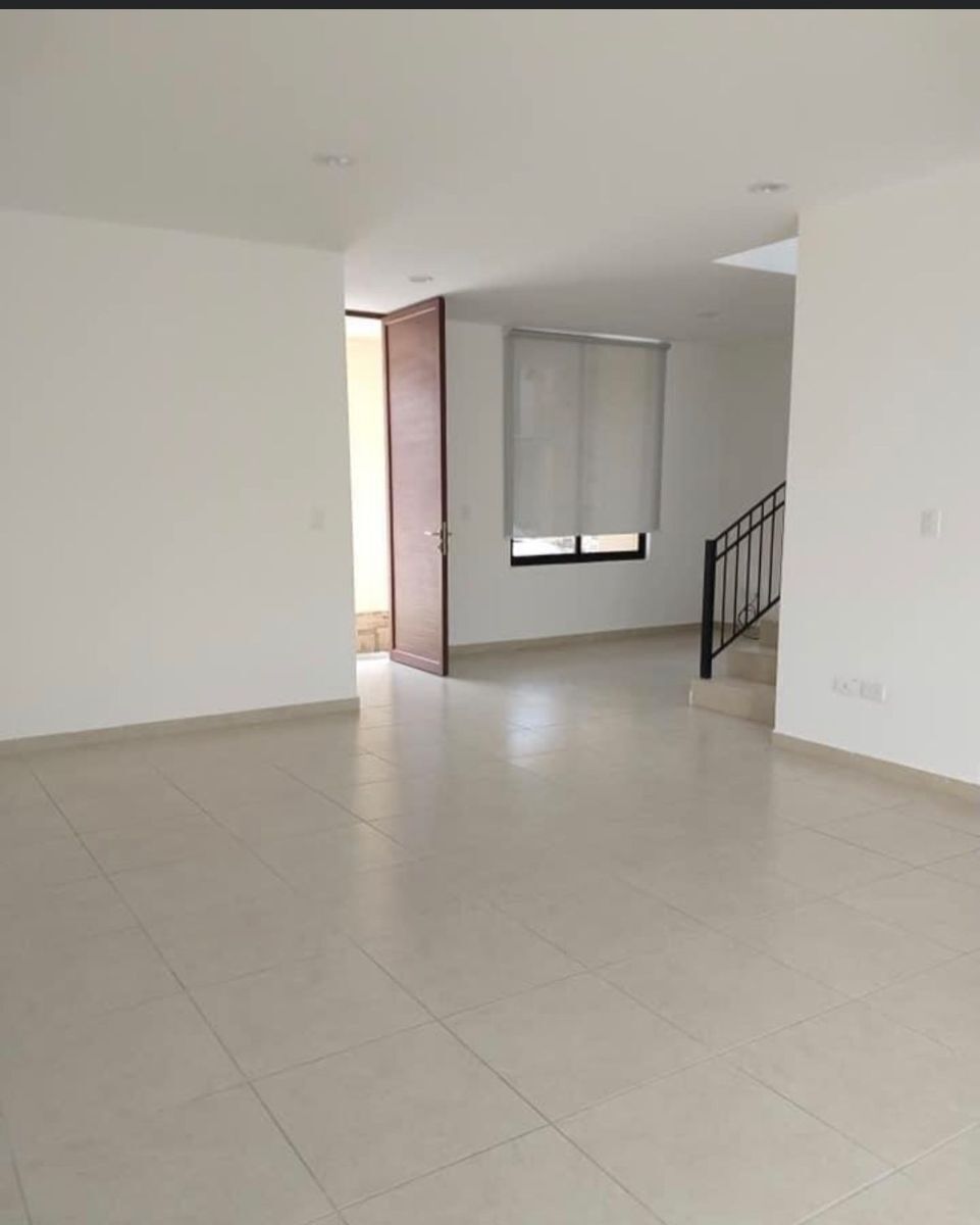 6 of 13: Sala Comedor