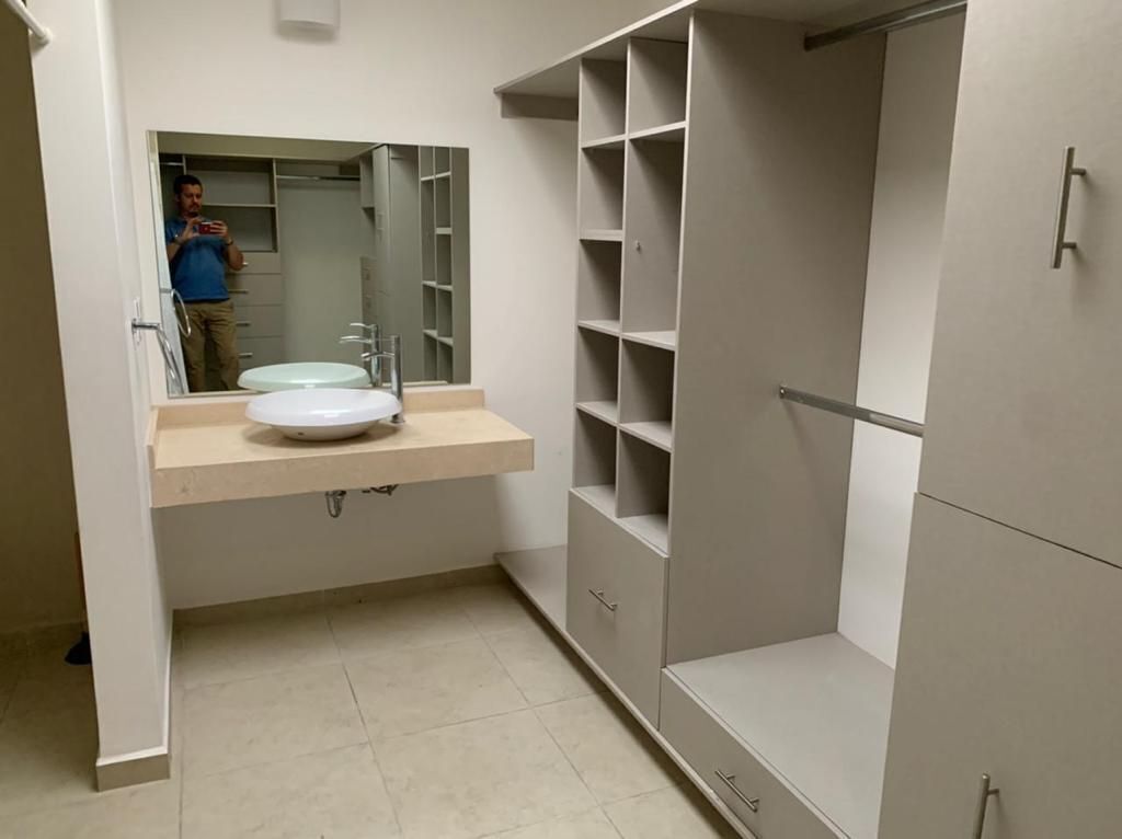 7 of 13: Vestidor de la Recámara Principal