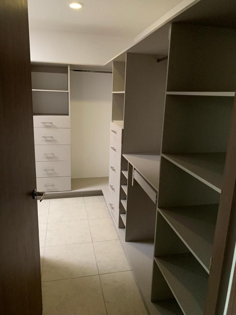 8 of 13: Amplio Vestidor