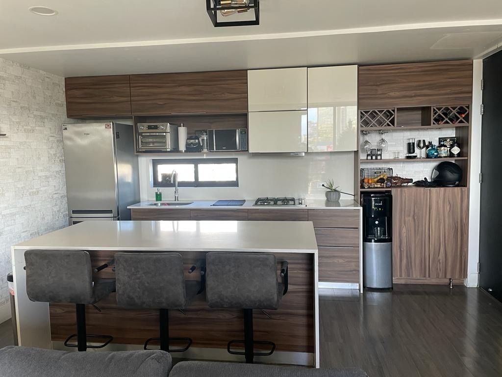 15 de 34: Bella cocina con barra de cuarzo