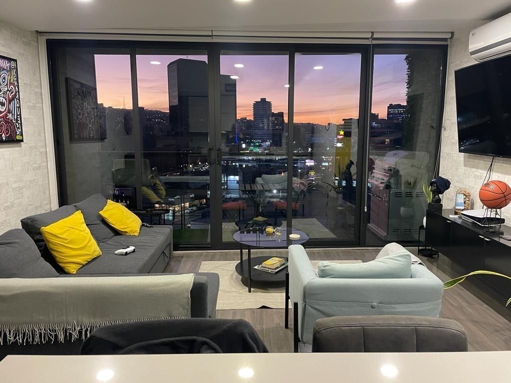 33 de 34: Sala con acceso a balcón