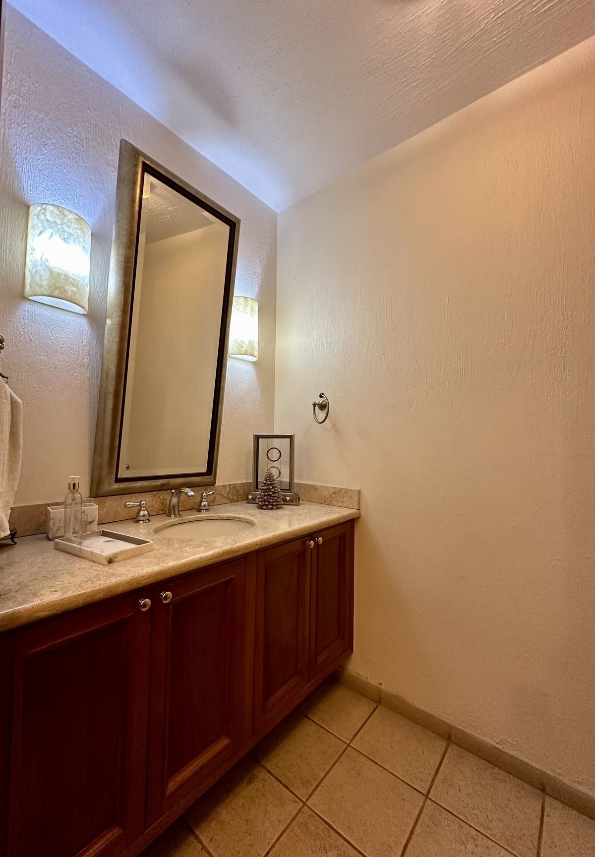 6 de 27: MEDIO BAÑO DE VISITAS MUY AMPLIO