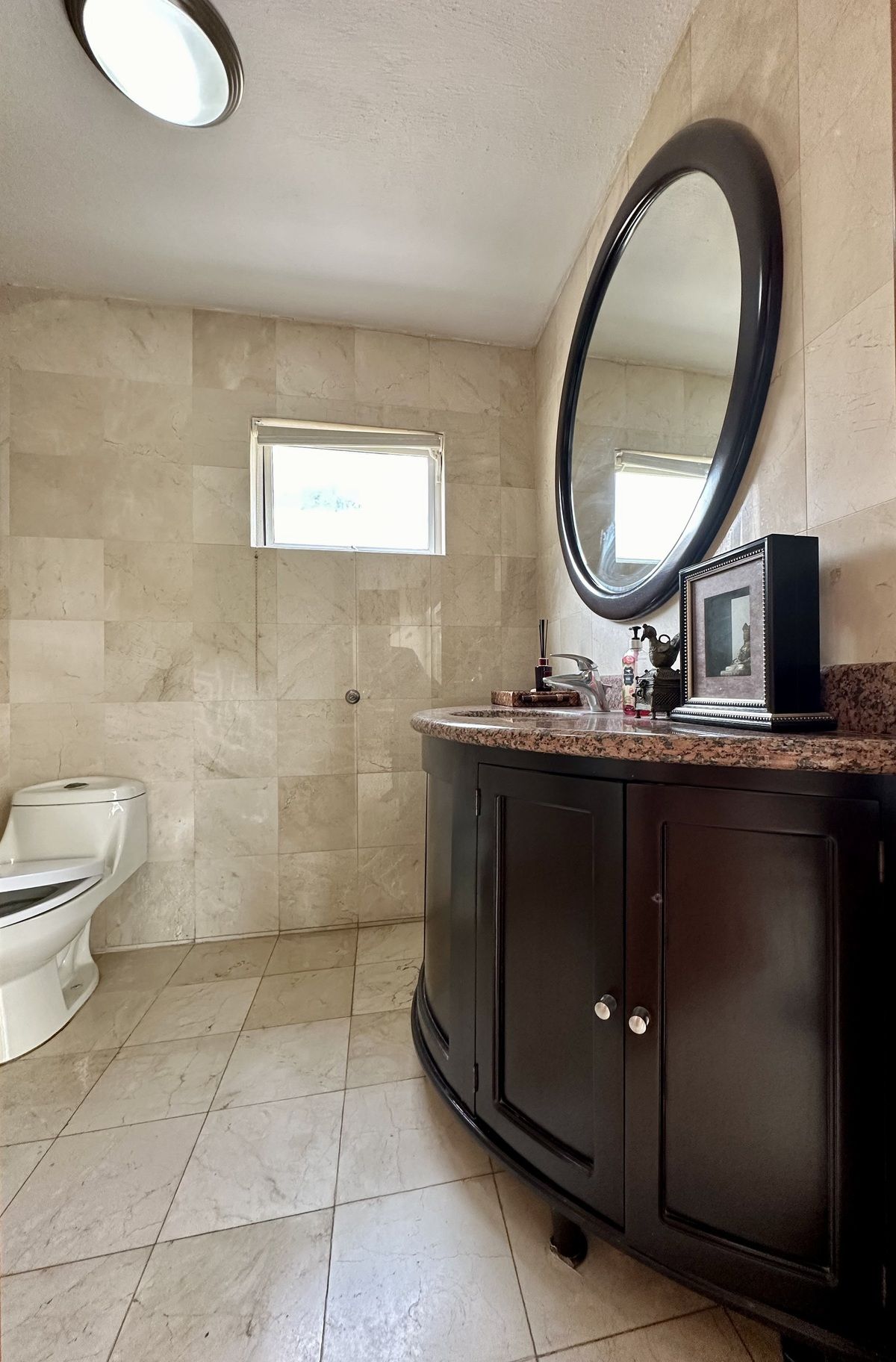 27 de 27: MEDIO BAÑO EN SALON DE JUEGOS