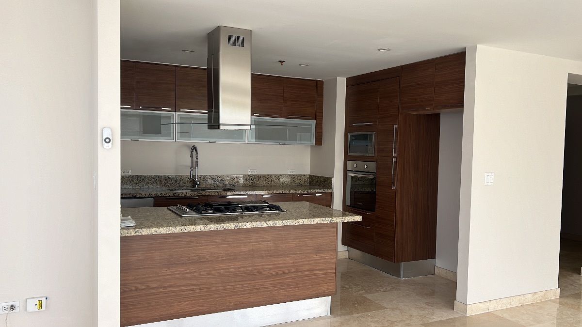 3 de 21: Cocina con estufa campana horno convencional y microondas