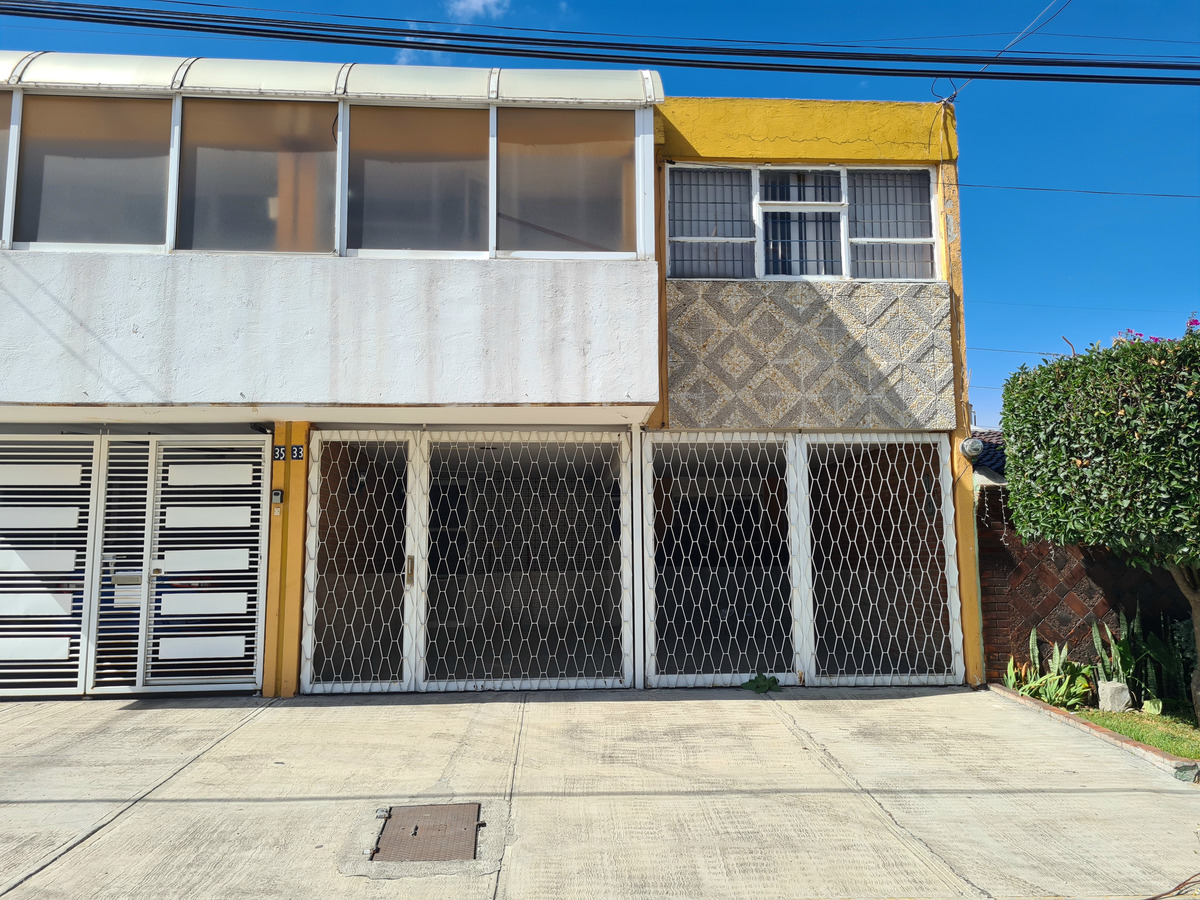 1 de 23: Vista frontal externa