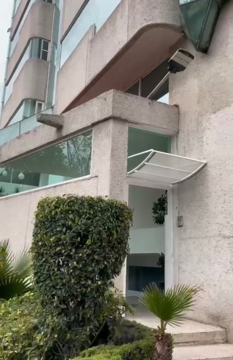 2 de 28: Entrada principal al edificio