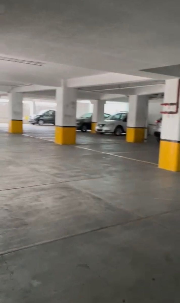 4 de 28: Estacionamiento techado
