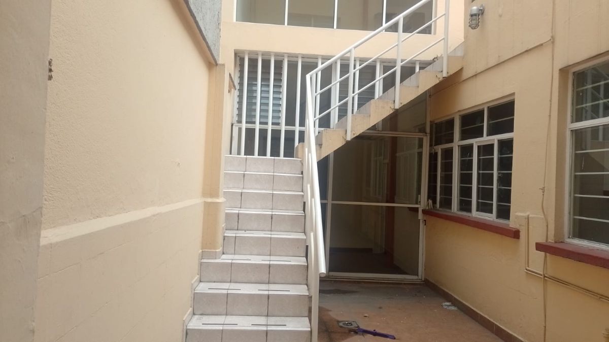 3 de 24: la escalera para el segundo nivel