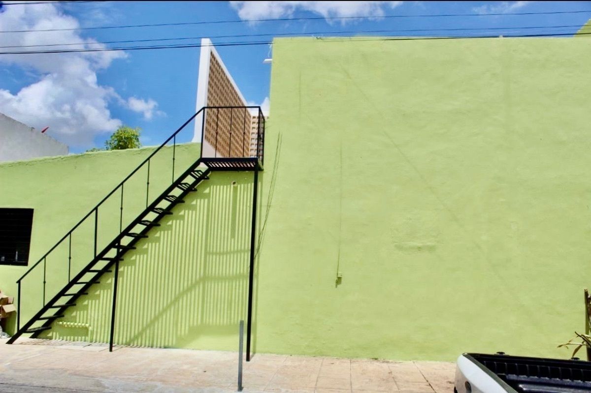 Oficina en planta alta en renta