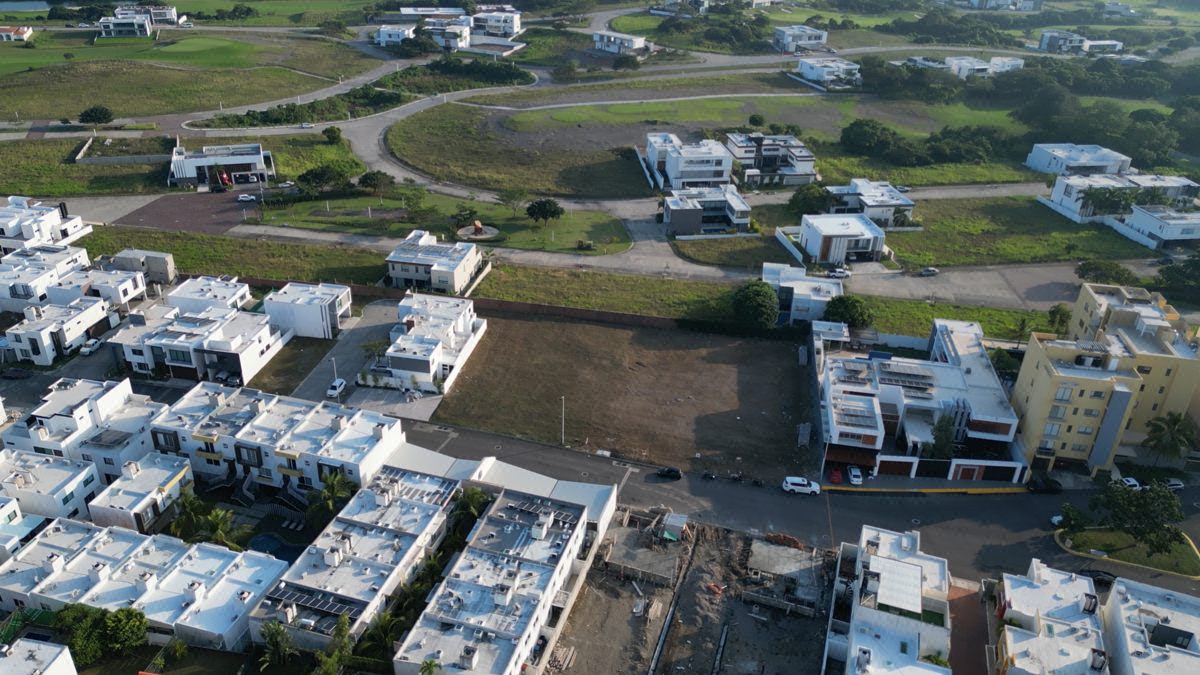 Terreno de 1,398 m2 en venta en Fracc. Lomas Residencial. ALVARADO, VER.