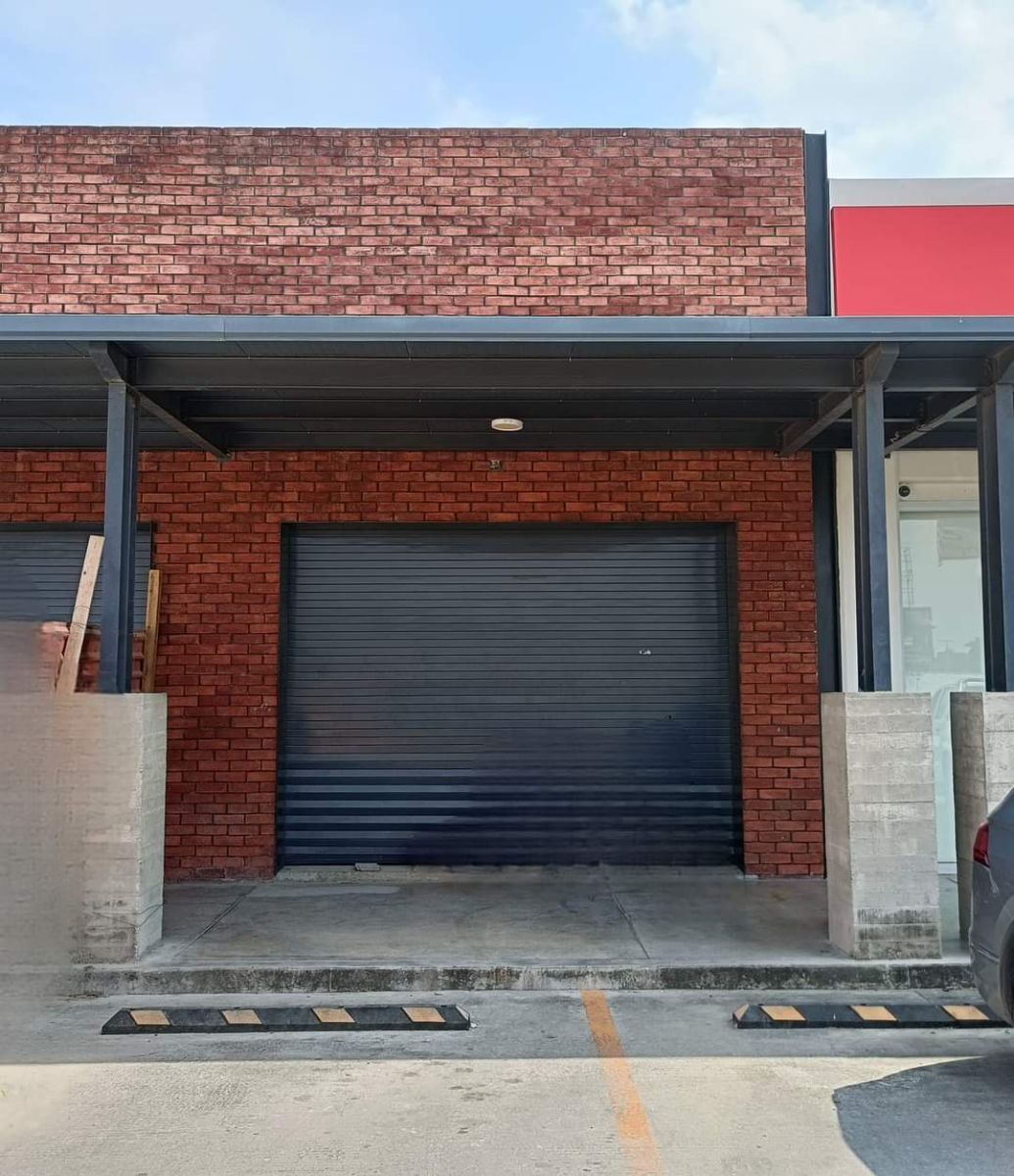 Se renta local comercial en plaza