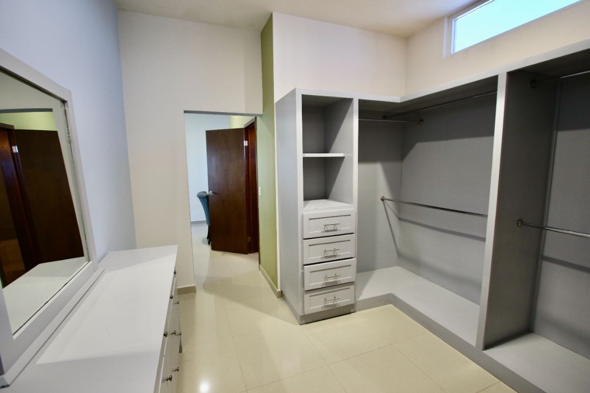 20 de 32: Walk-in closet