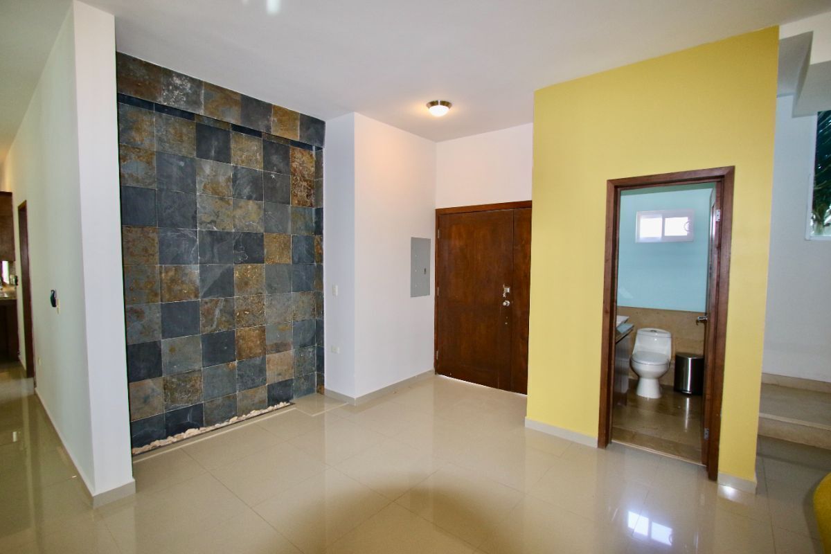 10 de 32: Entrada y medio baño de visita / Entrance and guest bathroom