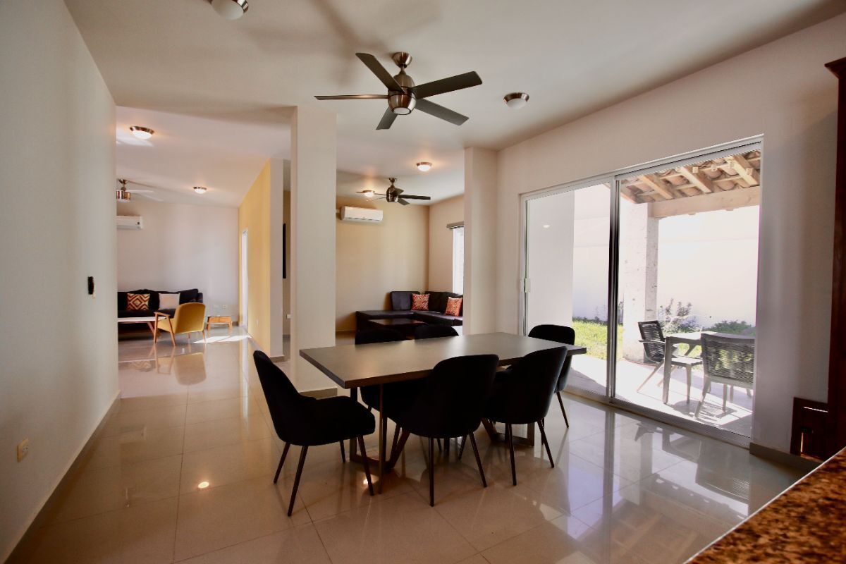 6 de 32: Comedor con acceso al jardín / Dining with access to garden