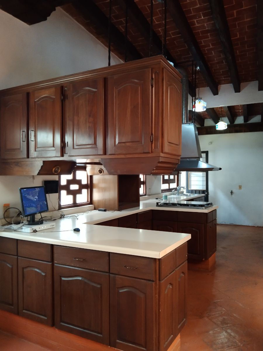 15 de 49: Cocina amplia de caoba