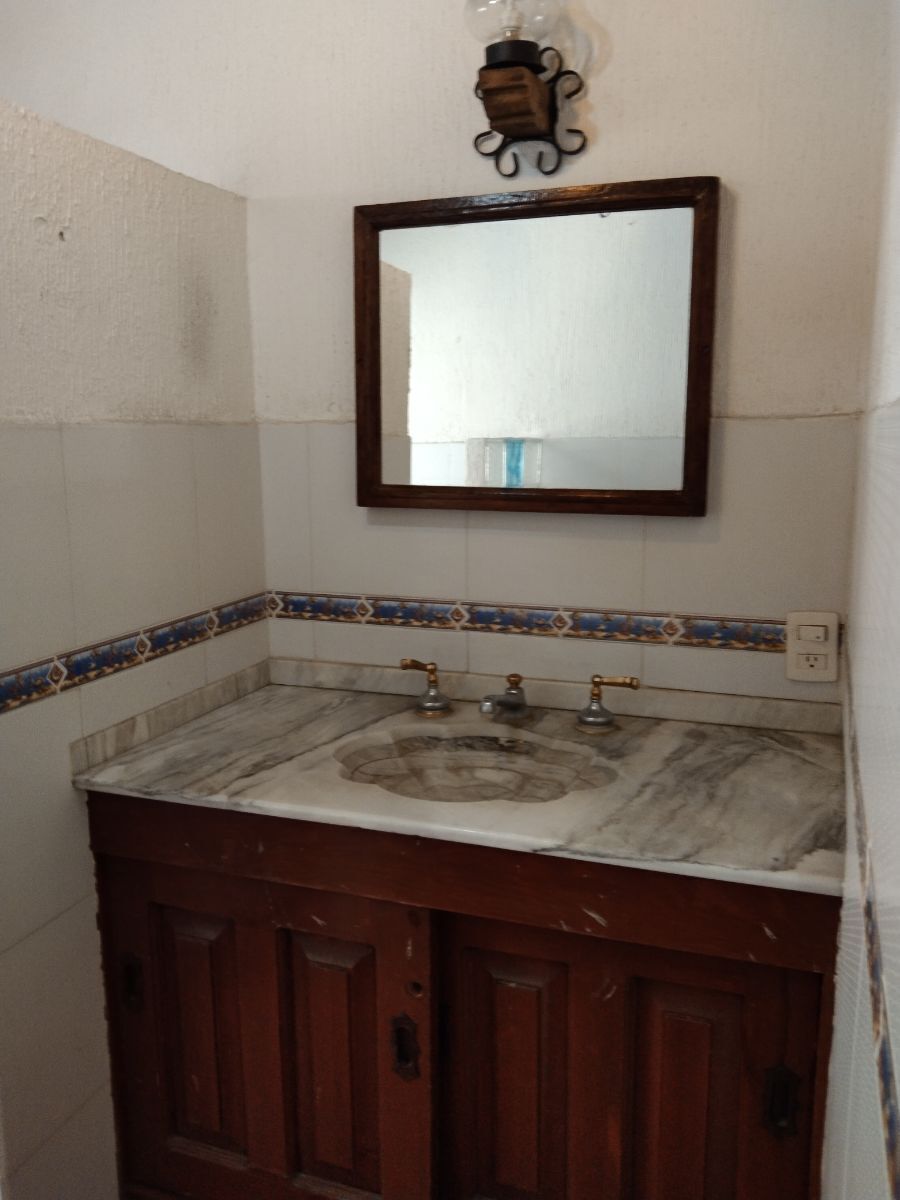 18 de 49: Baño completo de visitas