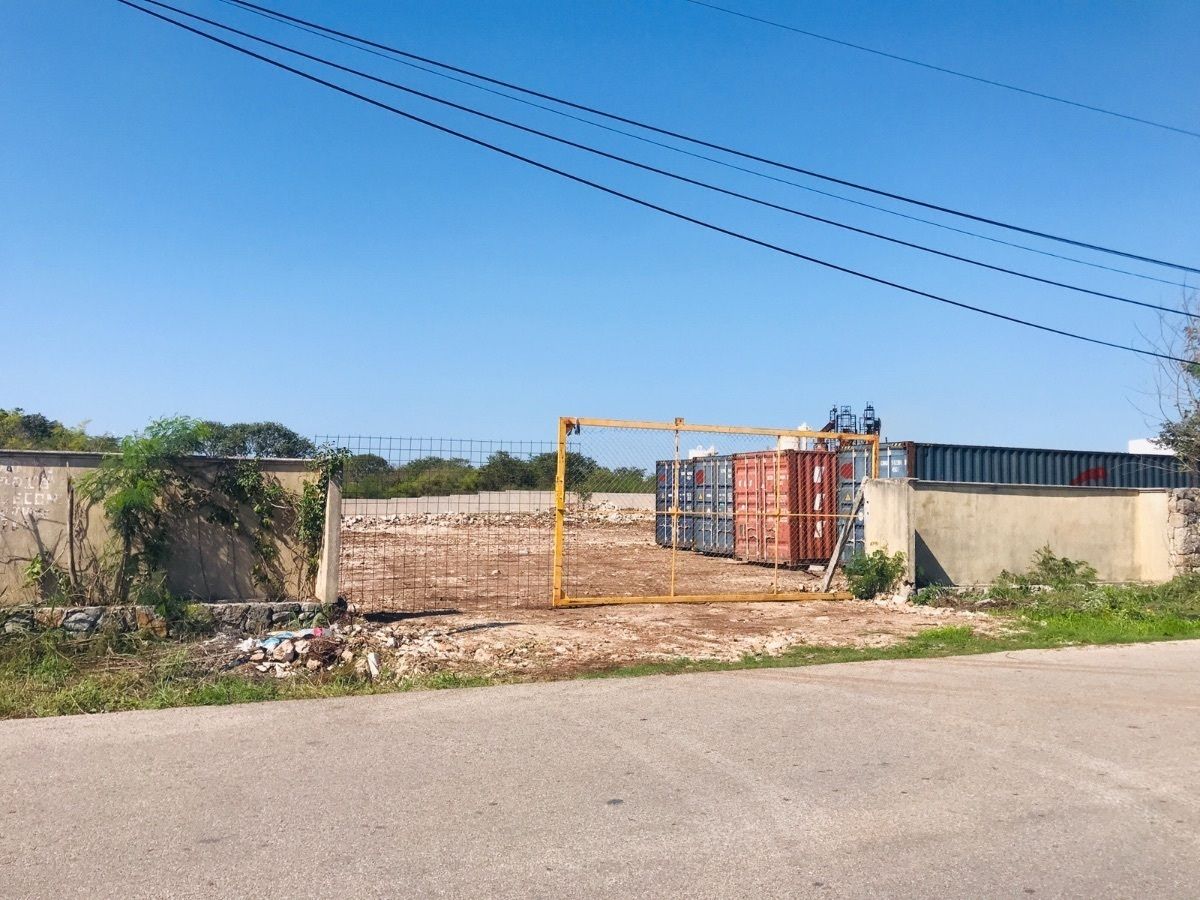 Terreno en venta o renta sobre calle principal de Cholul