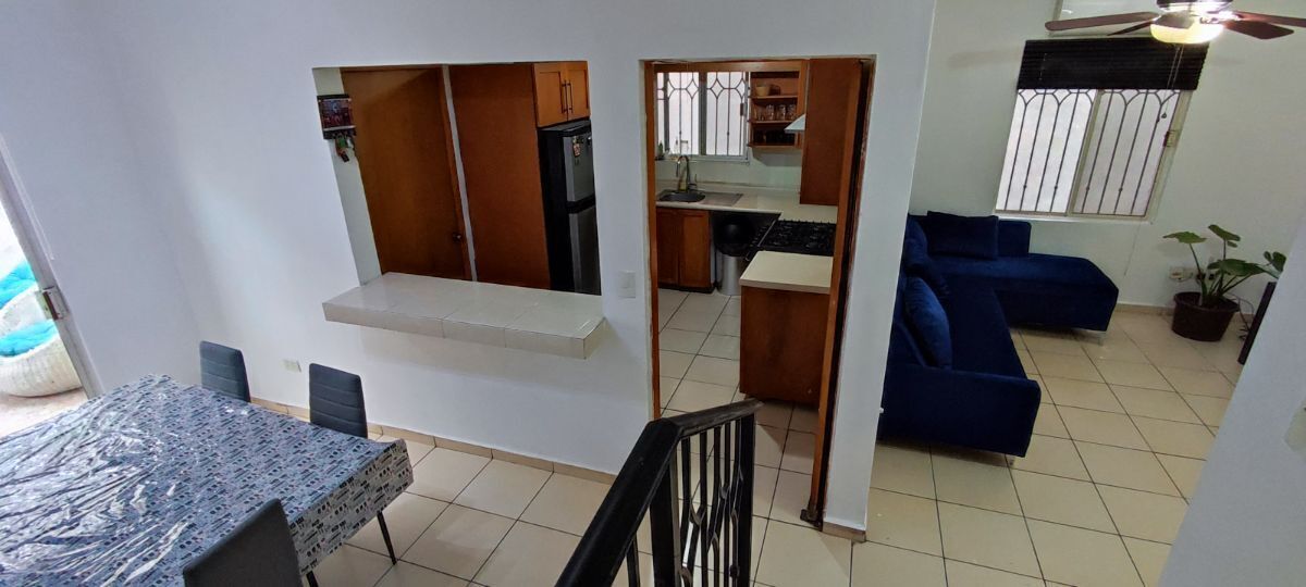 2 de 18: Planta baja, comedor y sala