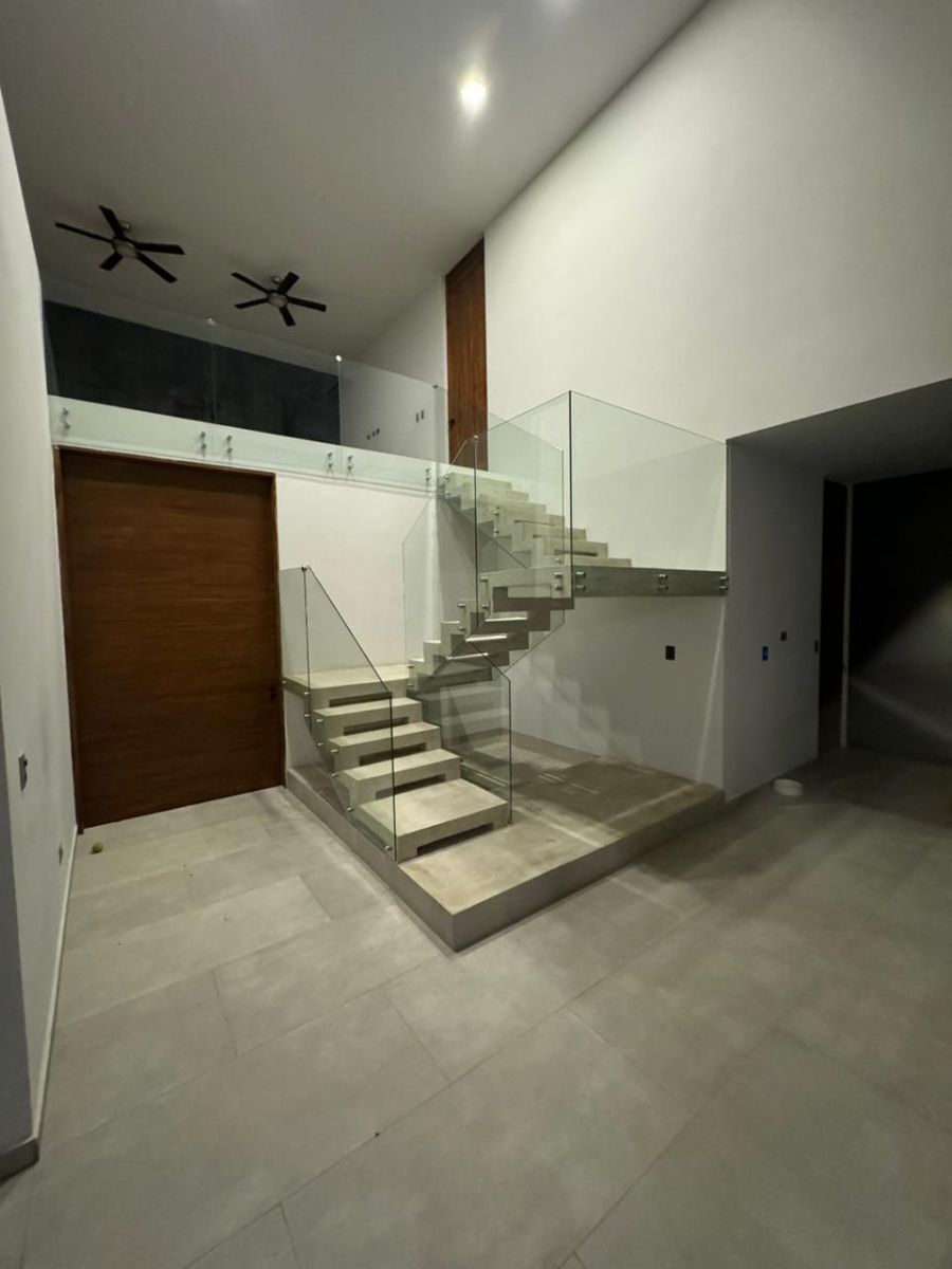 22 de 32: Escaleras con vidrio templado