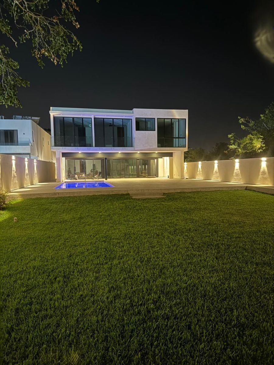 1 de 32: Fachada posterior iluminada