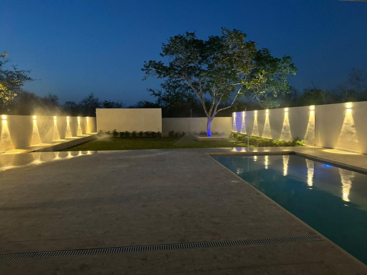 23 de 32: Patio iluminado