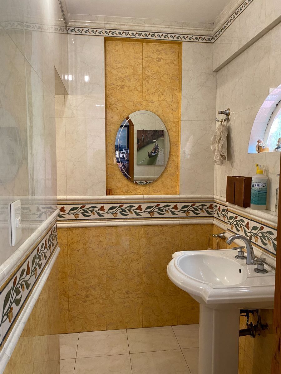 10 of 26: Baño de visitas