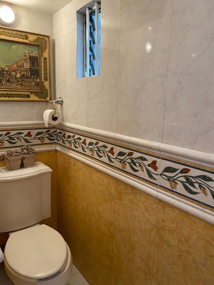 11 of 26: Baño de visitas