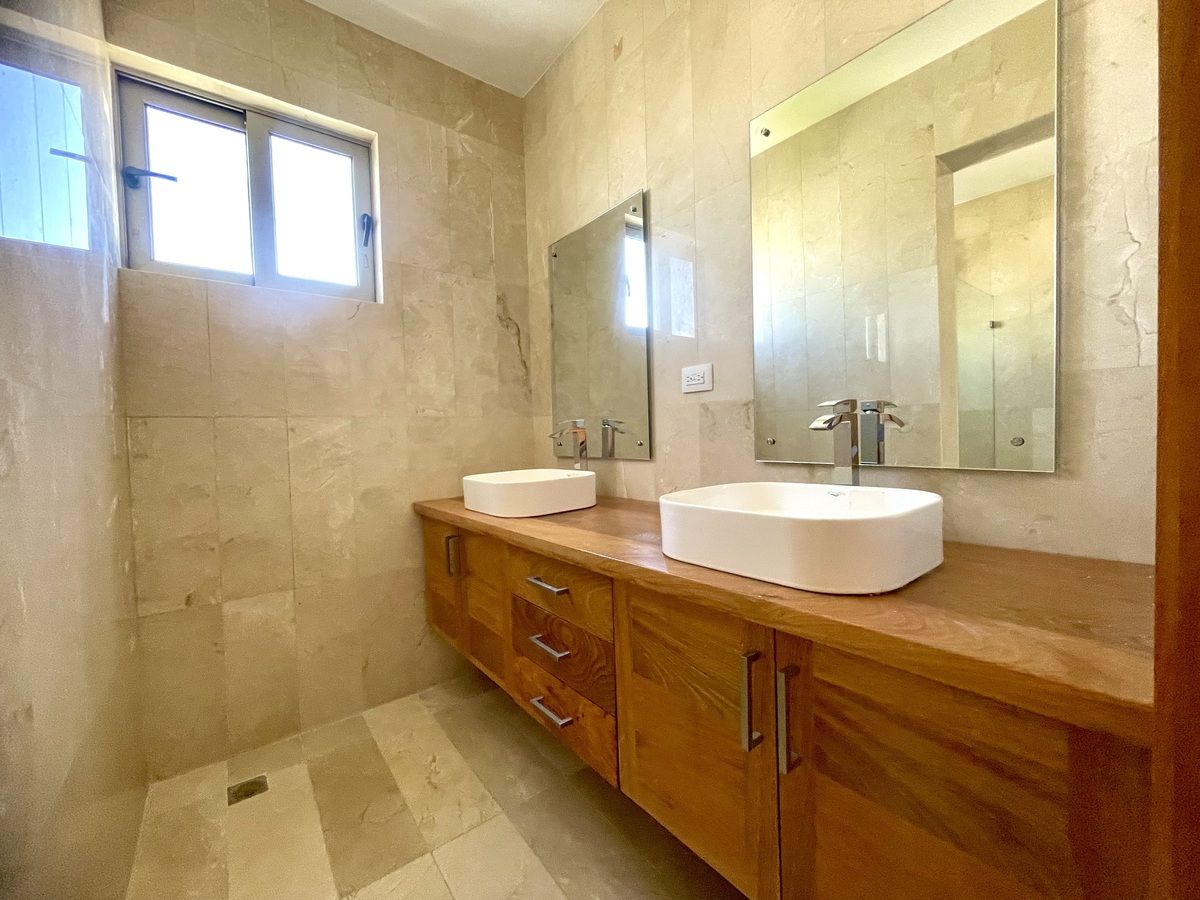 12 de 27: Baño habitación master primer nivel.