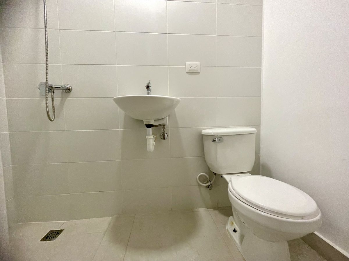20 de 27: Baño de servicio