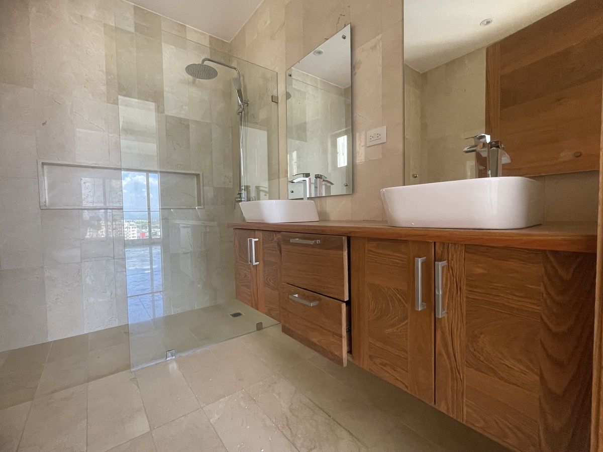 24 de 27: Baño segundo nivel