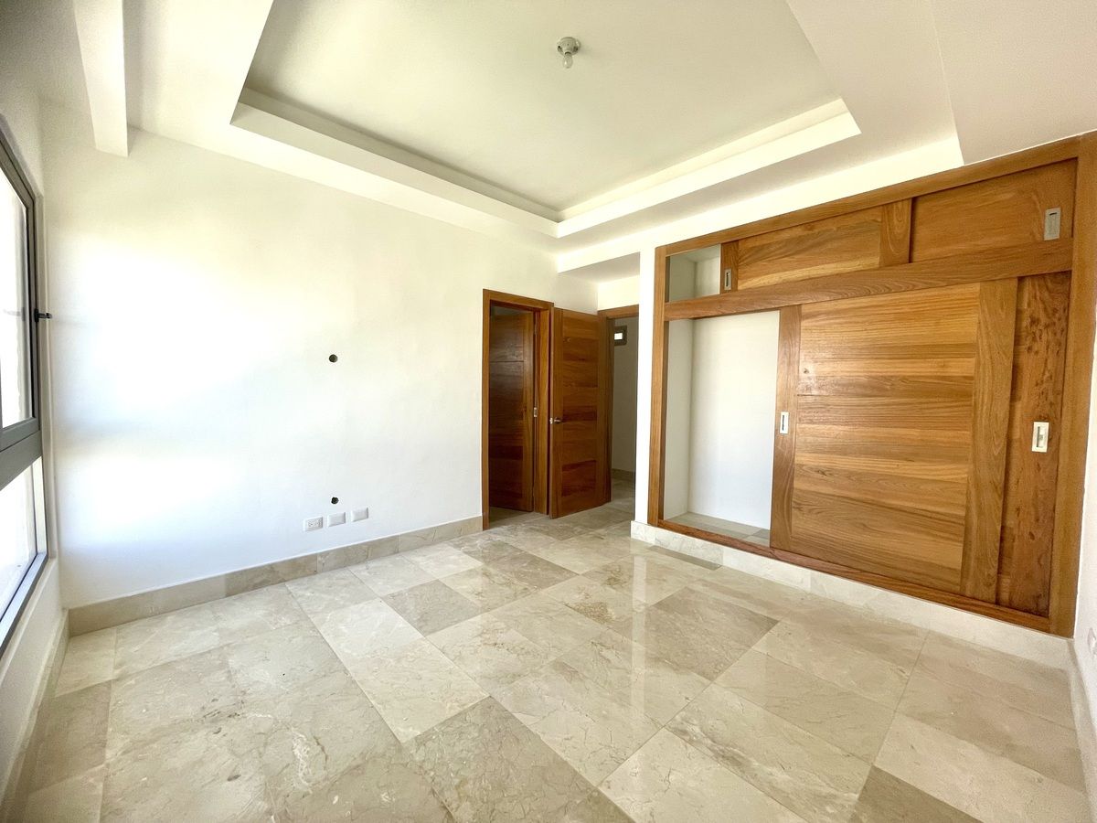 8 de 27: Otra Perspectiva habitación secundaria 1