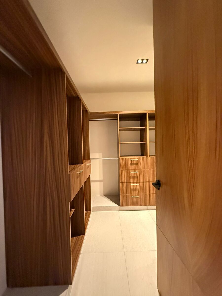 6 de 11: Closet Vestidor, Recámara Principal