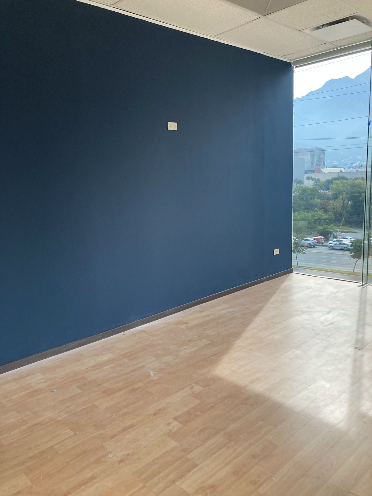 2 de 7: Oficina en renta en Valle Oriente.