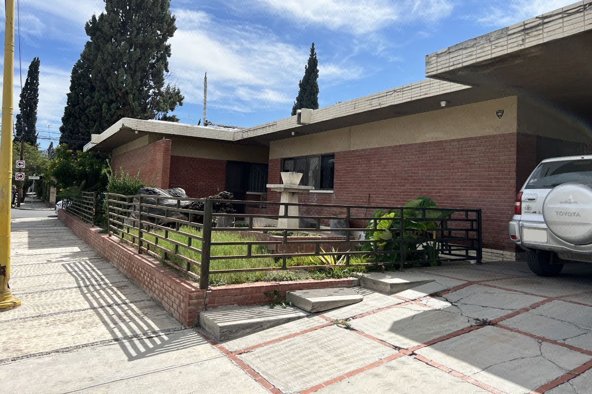 Residencia en esquina de 1 sola planta en colonia Republica Oriente, Saltillo