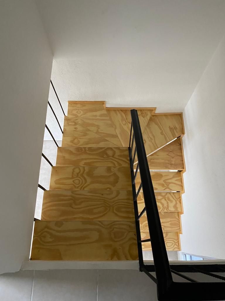 Escalera con barandal