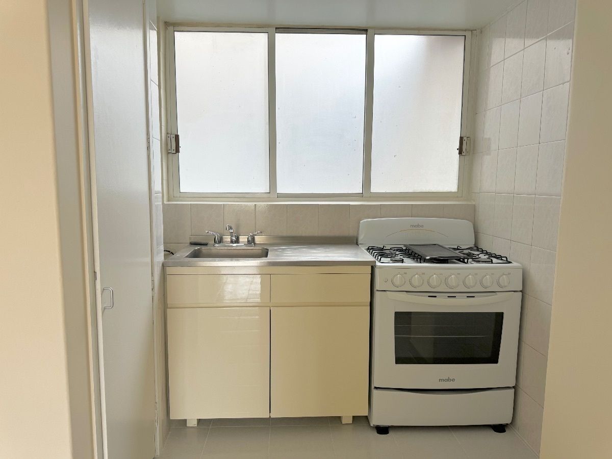 7 de 16: Cocina y espacio para desayunador