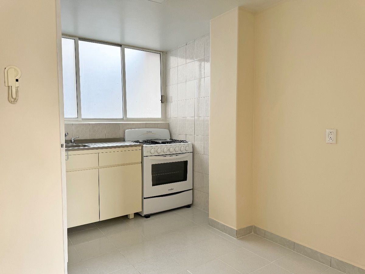 6 de 16: Cocina y espacio para desayunador