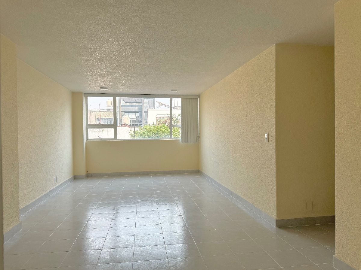 2 de 16: Amplia e iluminada estancia