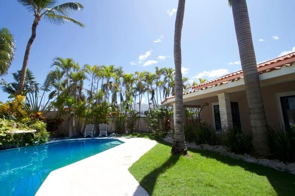 3 of 26: Jardin piscina