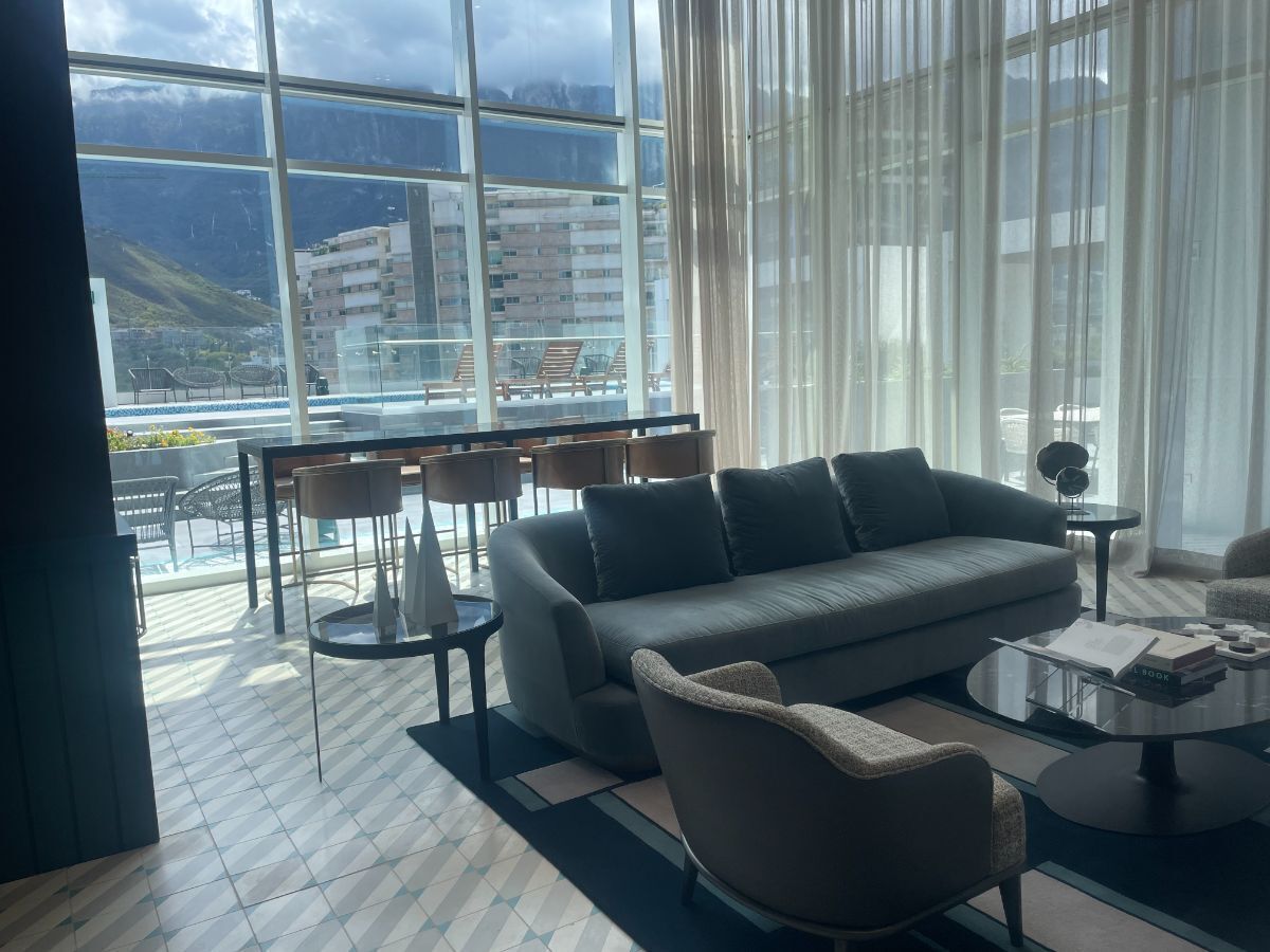 12 de 16: Salón tipo bar