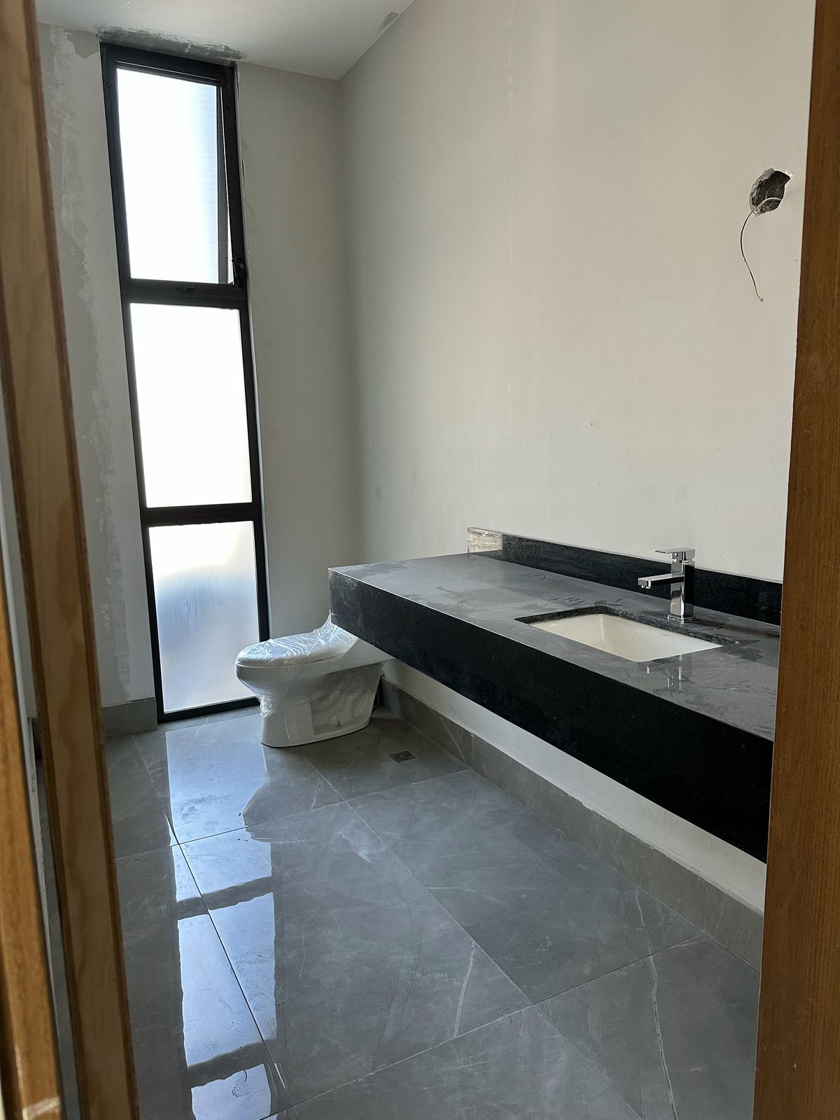 2 de 19: Medio baño para visitas