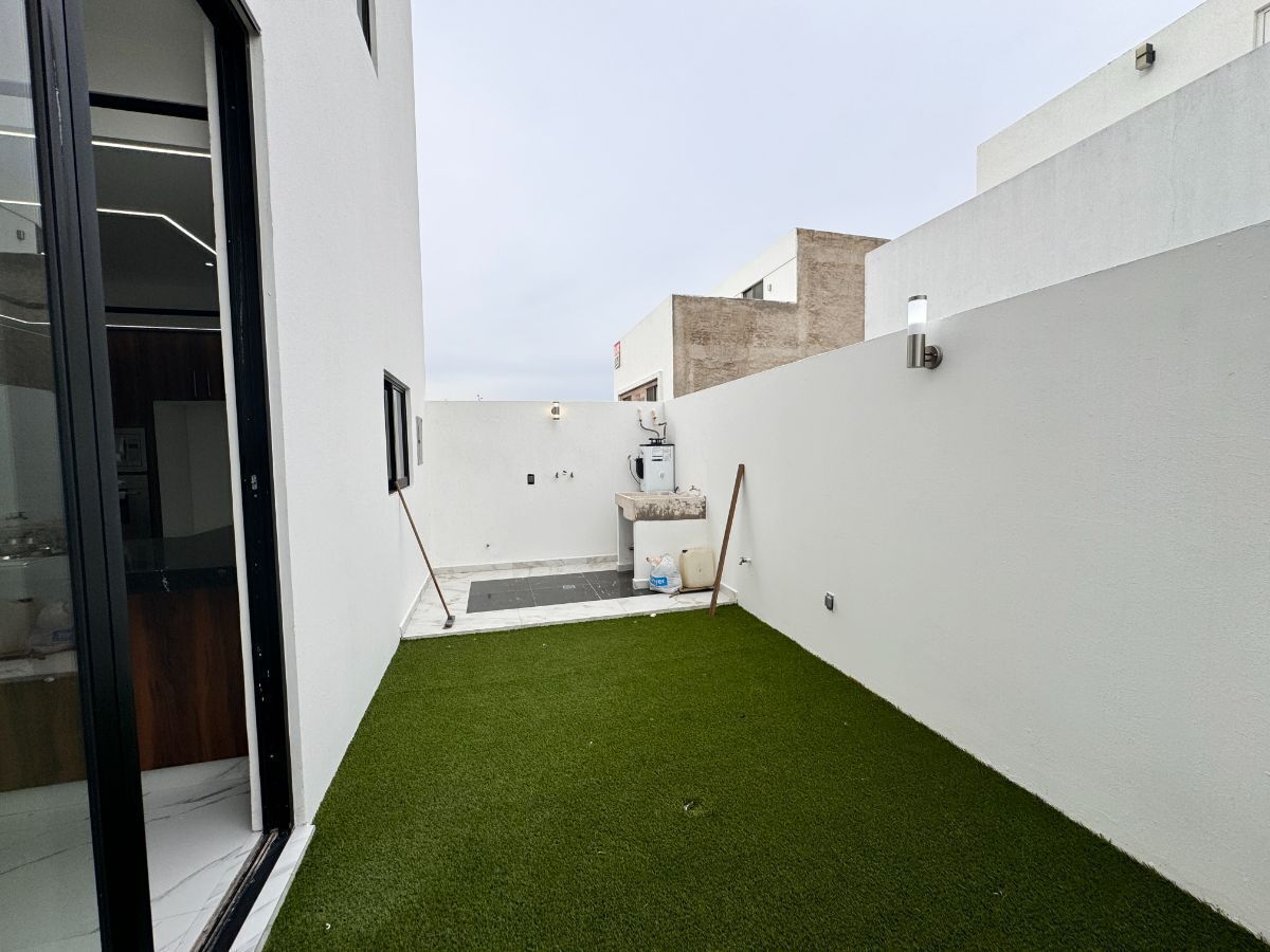 11 de 28: Área de lavado y patio