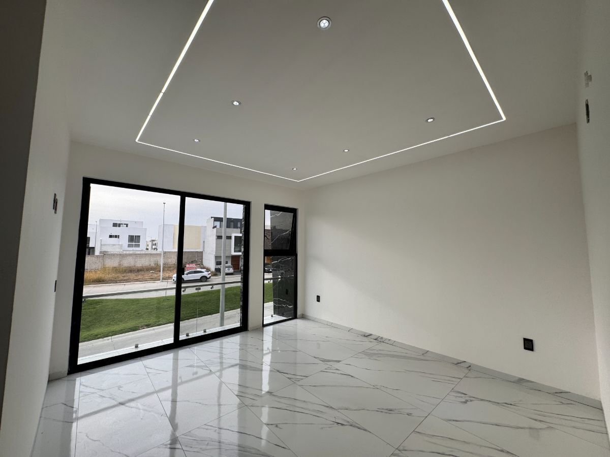 18 de 28: Recámara principal con balcon