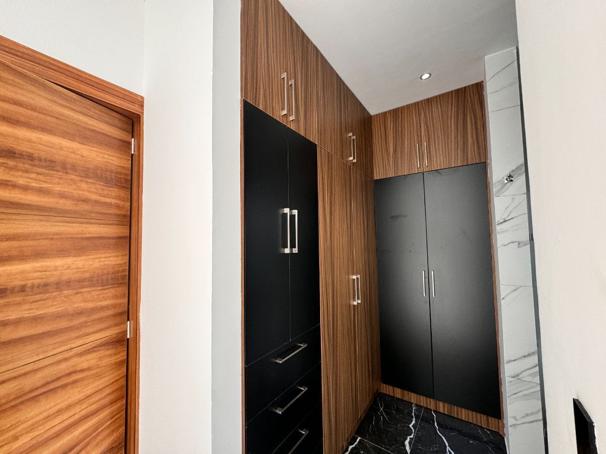 19 de 28: Vestidor en Recámara Principal