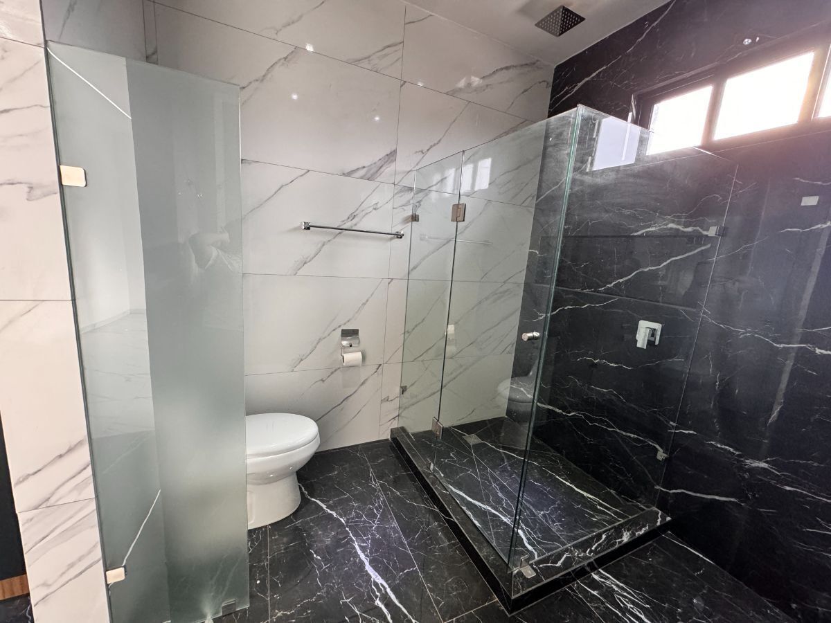 21 de 28: Baño completo en Recámara Principal