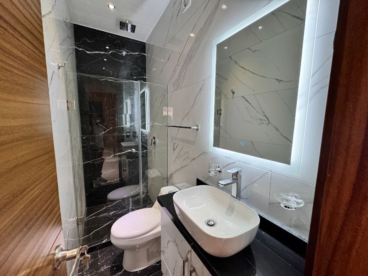 28 de 28: Baño Recámara Secundaria 2