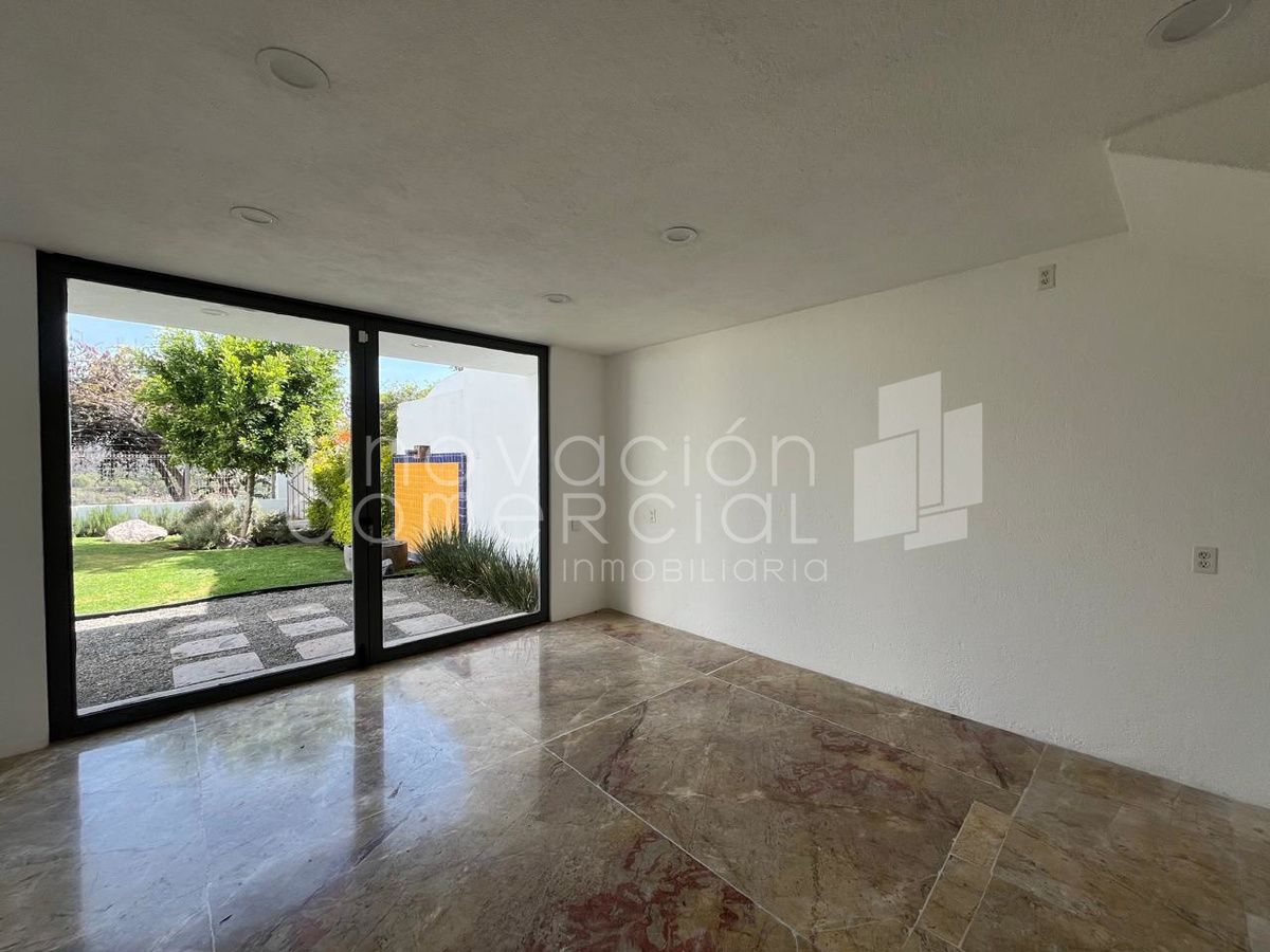 1 de 27: Sala con vista al jardín