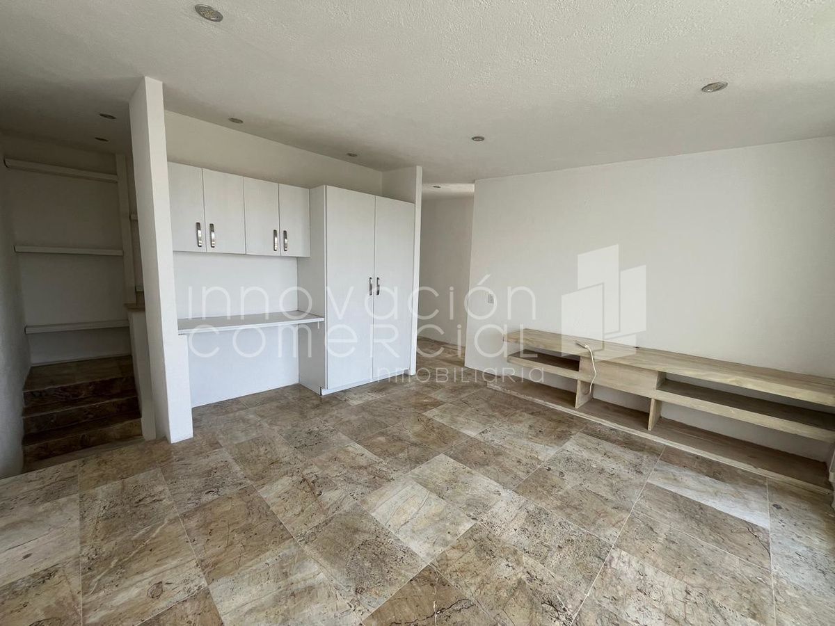 19 de 27: Estudio con muebles
