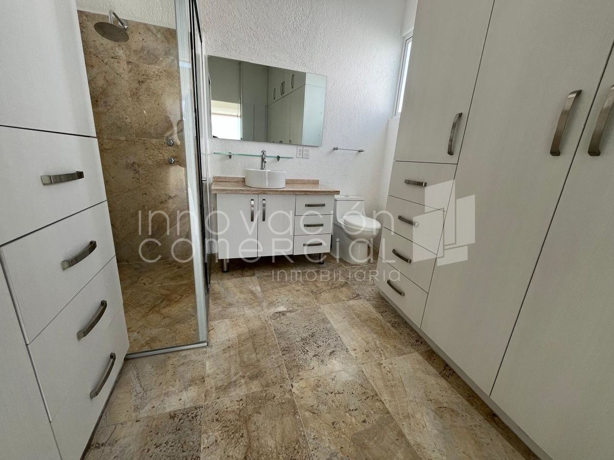 24 de 27: Baño y closet en rec planta alta