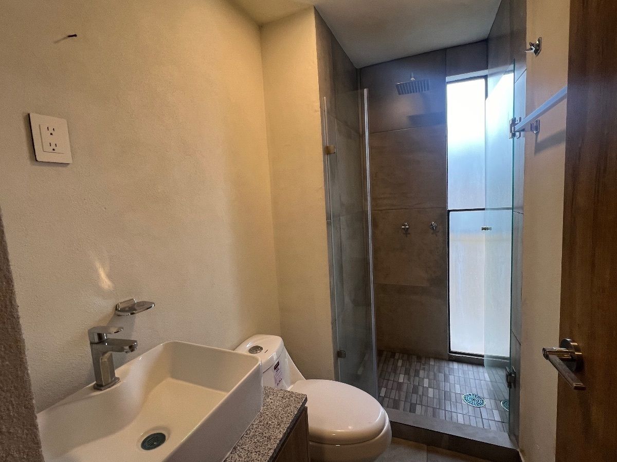 7 de 24: Baño de recámara